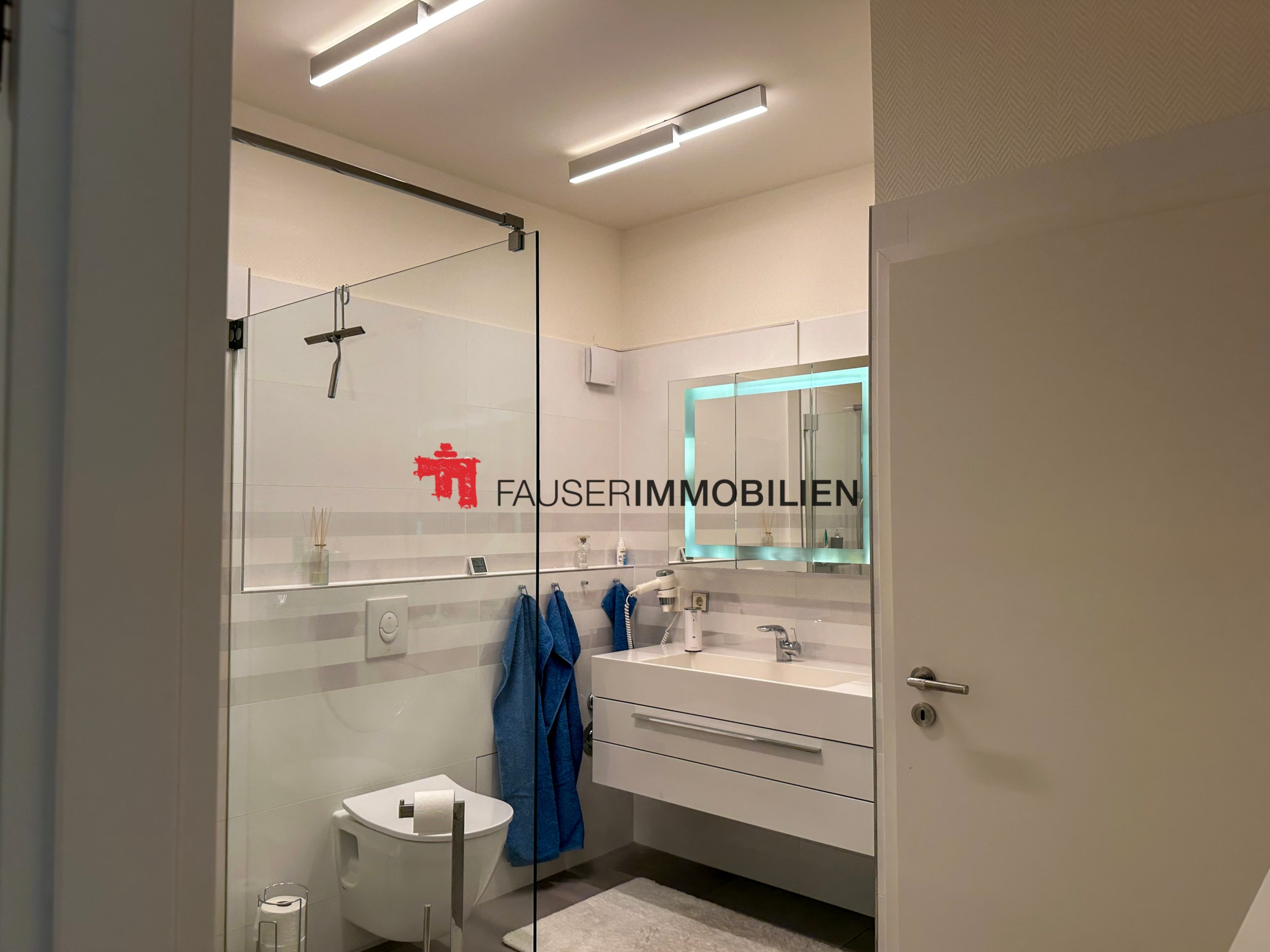 Modernes Bad mit Dusche