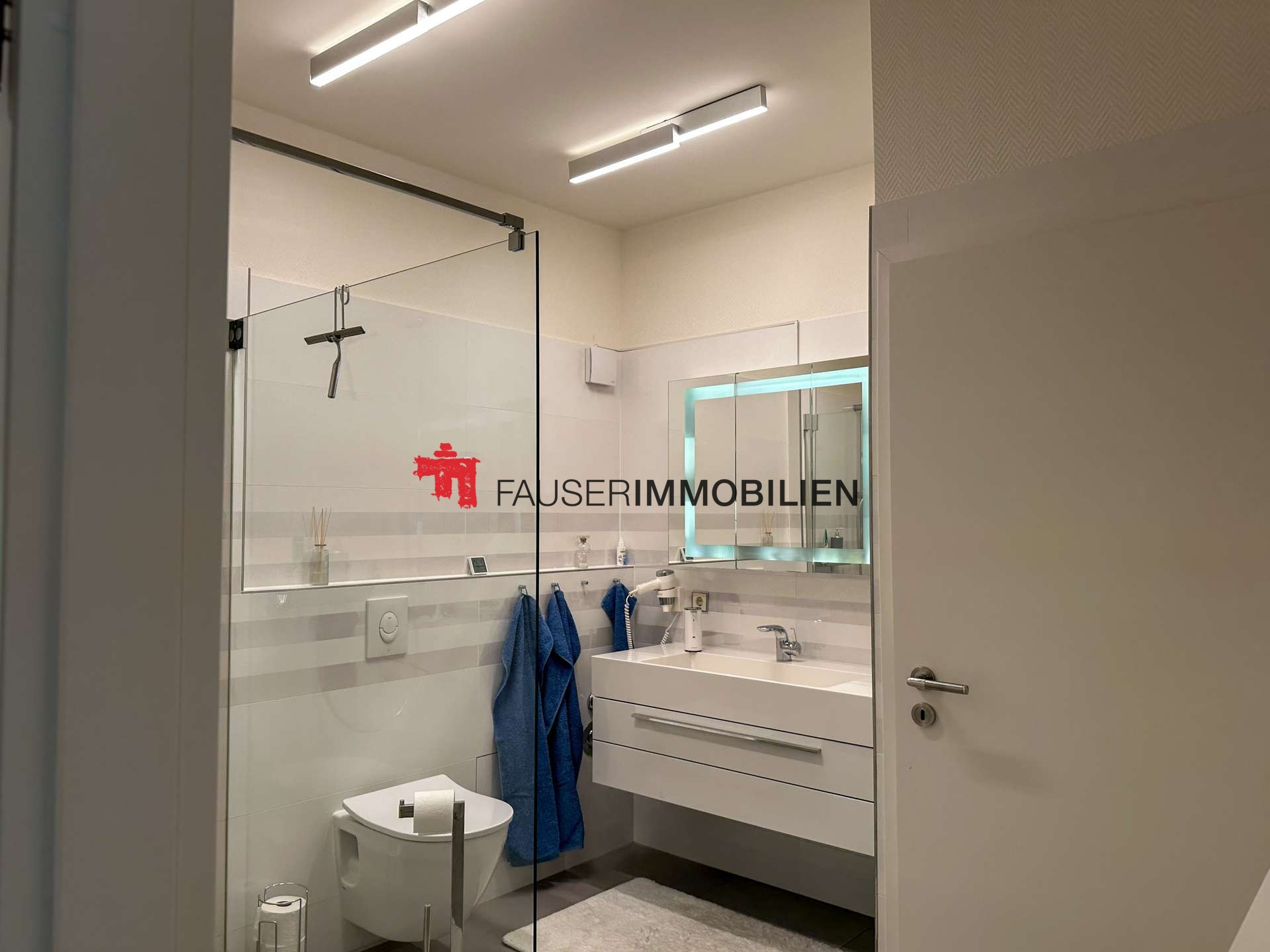 Modernes Bad mit Dusche