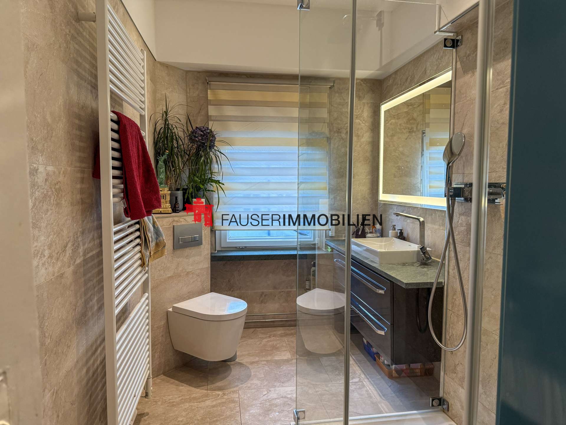 Modernes Duschbad mit Fenster