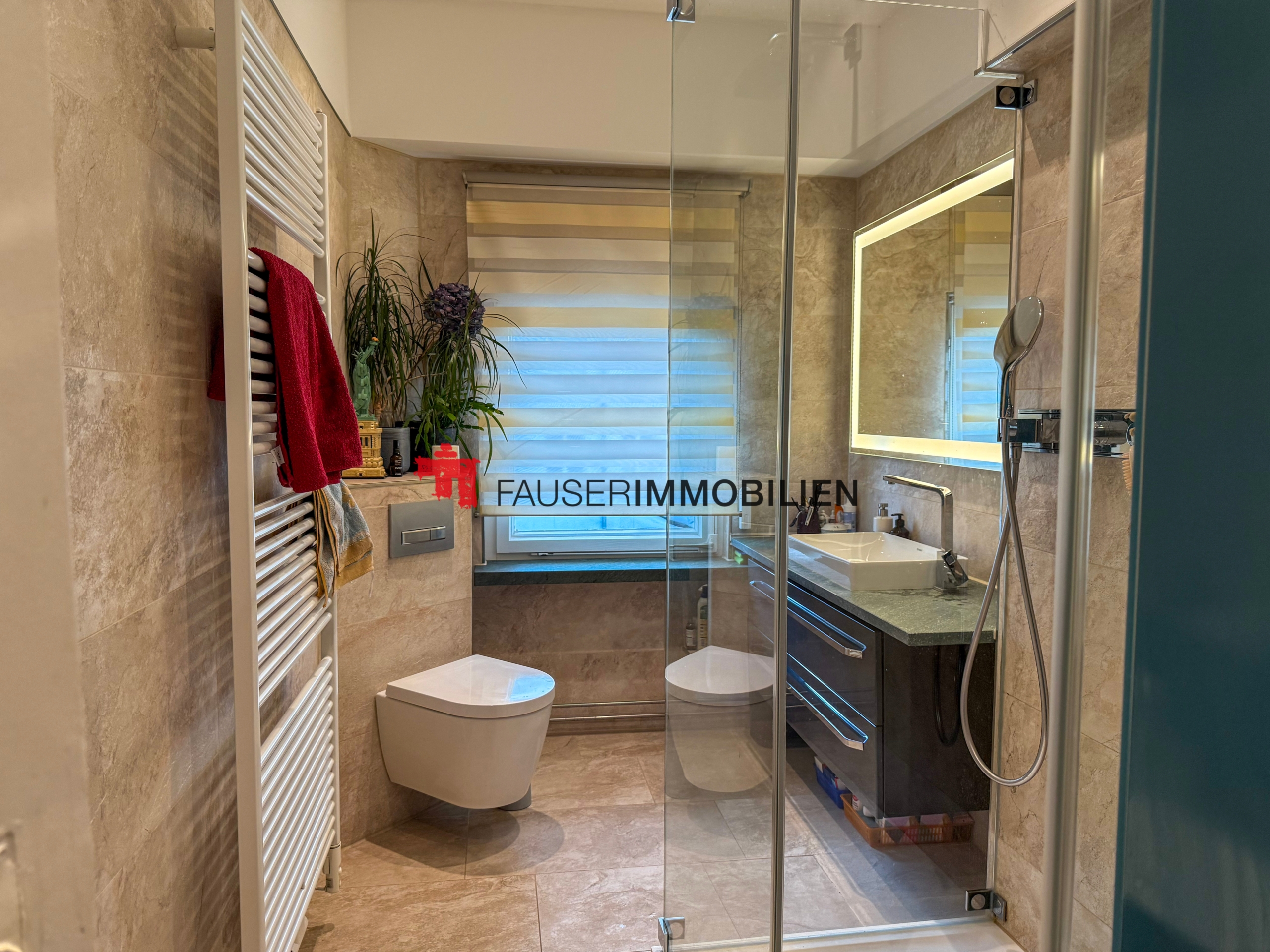 Modernes Duschbad mit Fenster Modernes Duschbad mit Fenster