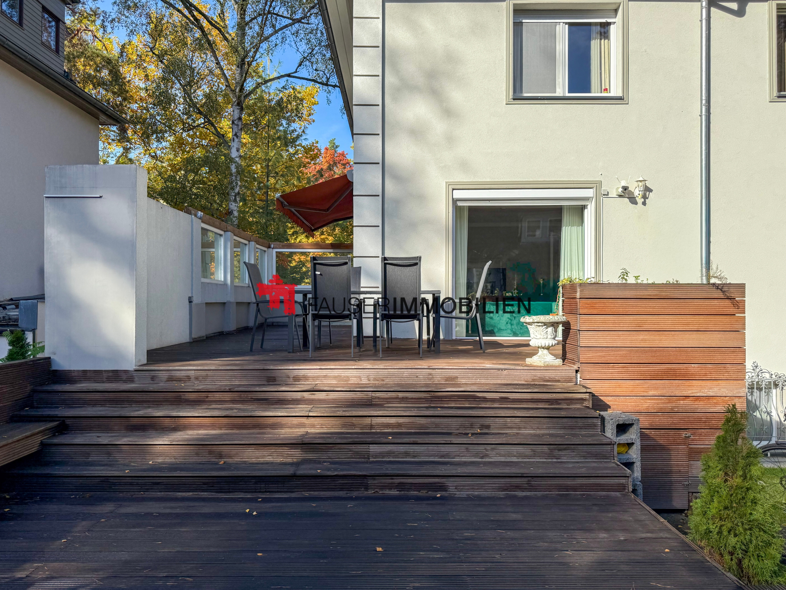 Der Wohnraum endet nicht an der Terrassentür.  Großartiger Übergang.