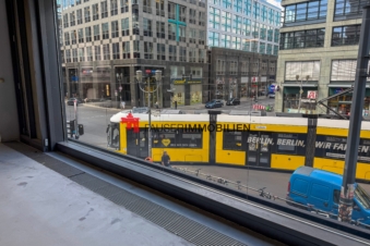 ES GIBT MARKEN DIE SUCHEN EINE FLÄCHE. ANDERE EINEN AUFTRITT., 10117 Berlin, Verkaufsfläche